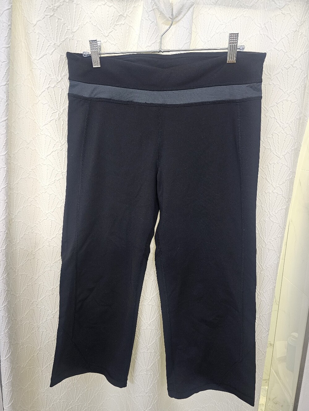 Women's Large Black Flared Leg Athletic / Athleisure Capris By Kirkland